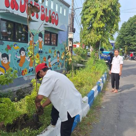 Penanaman Pohon Pule Mendukung Program Penghijauan Pemerintah Kabupaten Sidoarjo